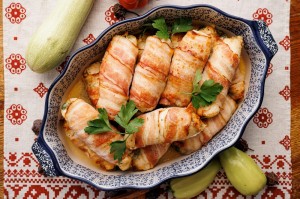 Куриные рулетики в беконе запеченые